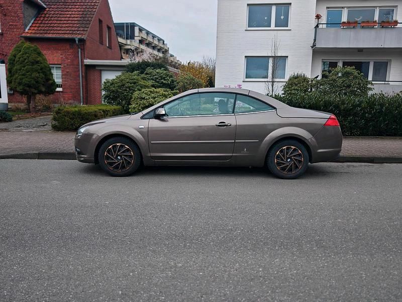 Gebraucht Ford Focus Cabriolet 101 PS (74 kW) 2008 Gold Cabrio