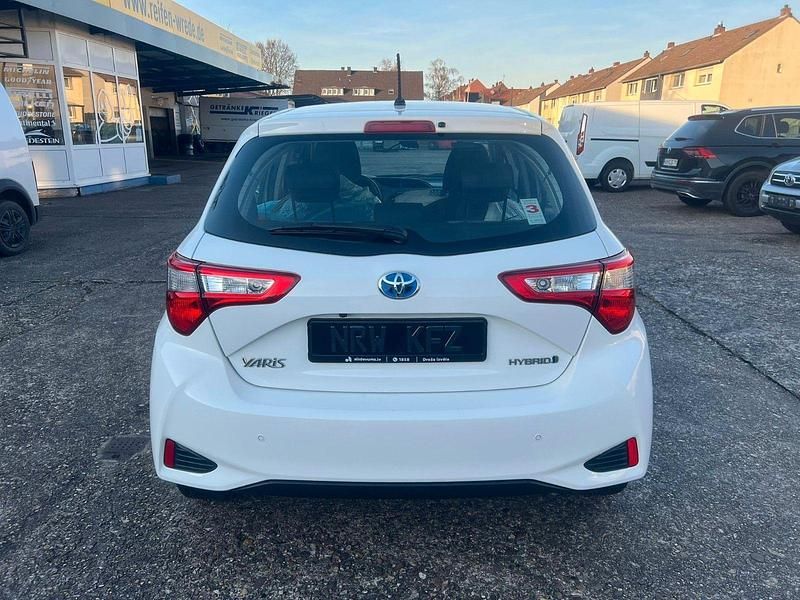 Gebraucht Toyota Yaris Hybrid 73 PS (53 kW) 2019 Weiß Kleinwagen