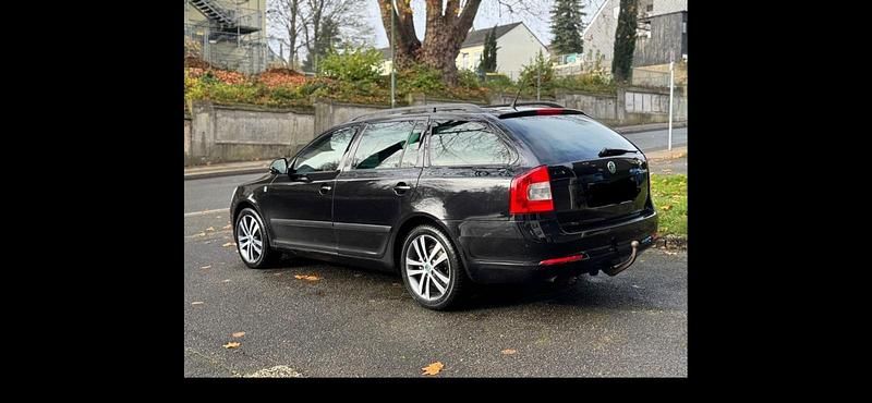 Schwarz Gebraucht 2012 Skoda Octavia Style Kombi | 4.500 € (Fairer Preis) - Bild 1/4