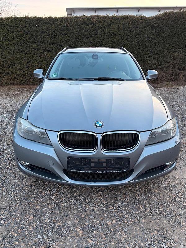 Gebraucht BMW 318 143 PS (105 kW) 2011 Grau Kombi