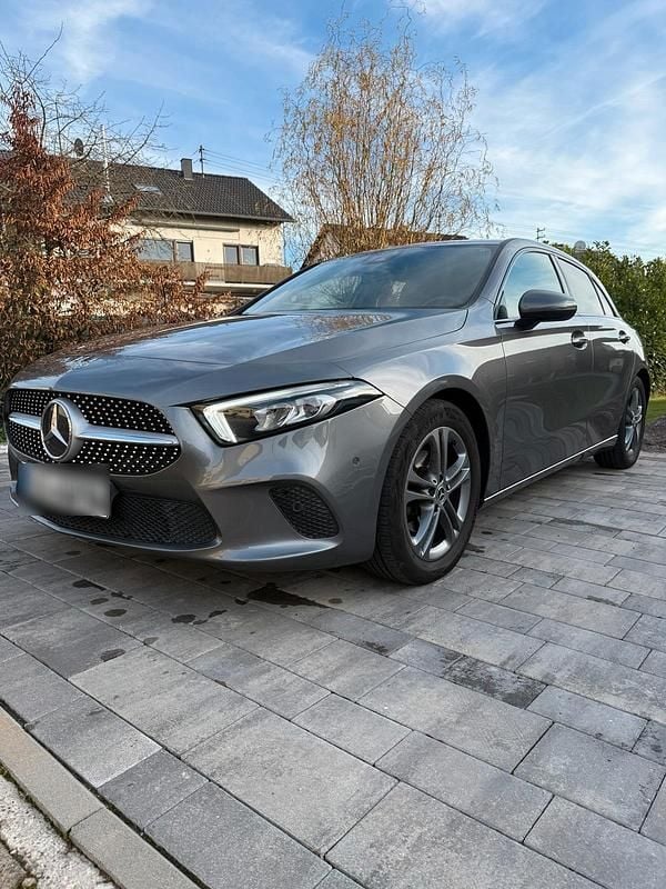 Gebraucht Mercedes A180 Progressive 136 PS (100 kW) 2020 Grau Kleinwagen