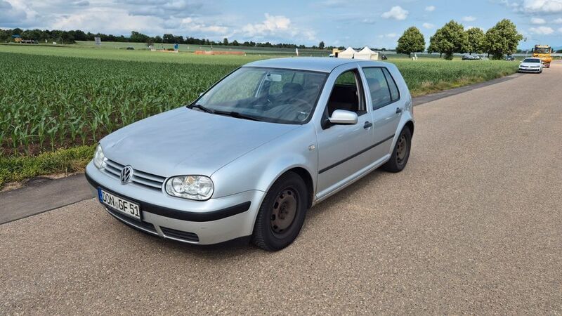 Silber Gebraucht 2001 VW Golf IV Edition Limousine | 599 € (Superpreis) - Bild 1/4