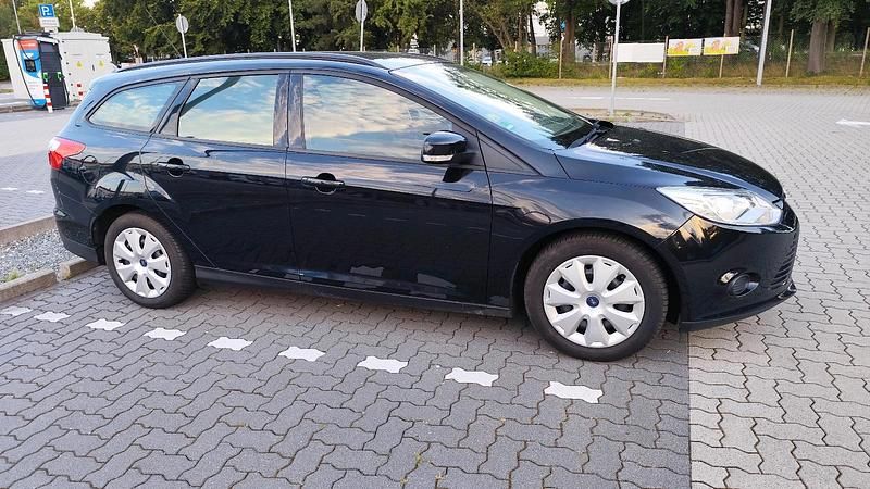 Schwarz Gebraucht 2014 Ford Focus Kombi | 5.400 € (Fairer Preis) - Bild 1/4