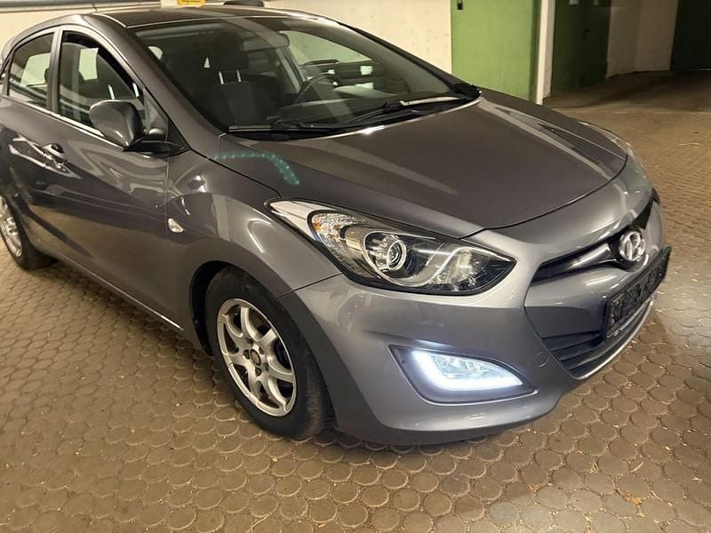 Grau Gebraucht 2013 Hyundai i30 Limousine | 4.990 € (Guter Preis) - Bild 1/4