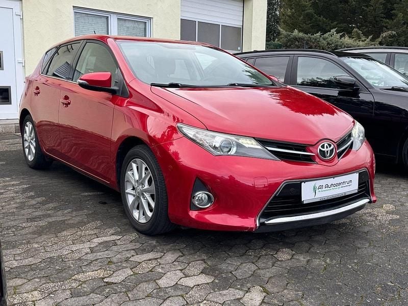 Gebraucht Toyota Auris Edition 99 PS (72 kW) 2013 Rot Limousine