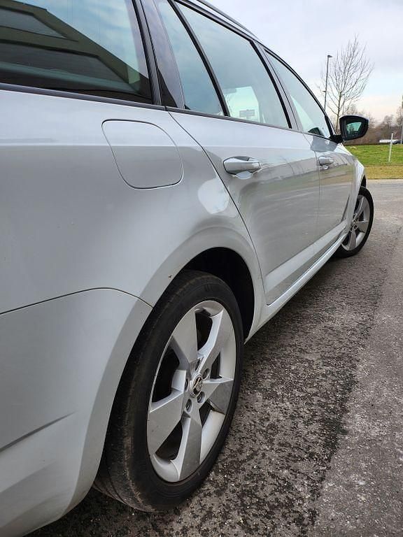 Gebraucht Skoda Octavia Elegance 105 PS (77 kW) 2015 Weiß Kleinwagen