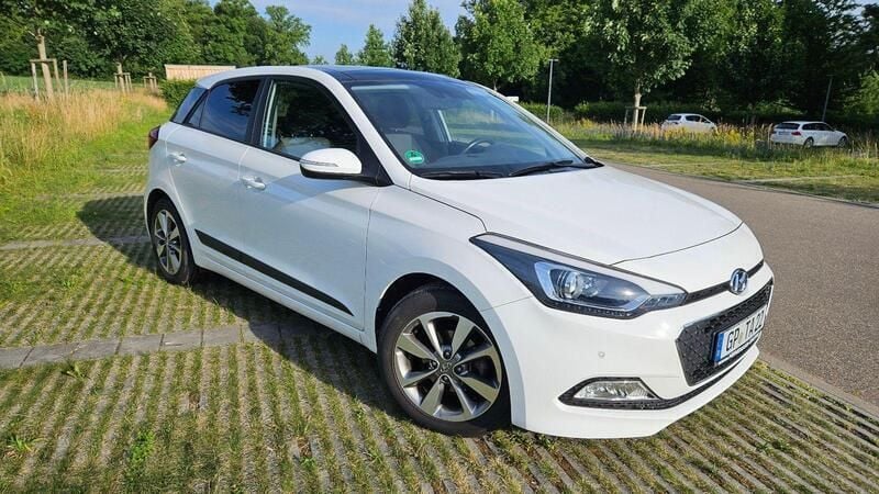 Weiß Gebraucht 2015 Hyundai i20 Style Kleinwagen | 8.999 € (Guter Preis) - Bild 1/4