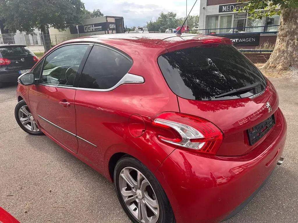 Gebraucht Peugeot 208 Allure 114 PS (83 kW) 2013 Rot Kleinwagen