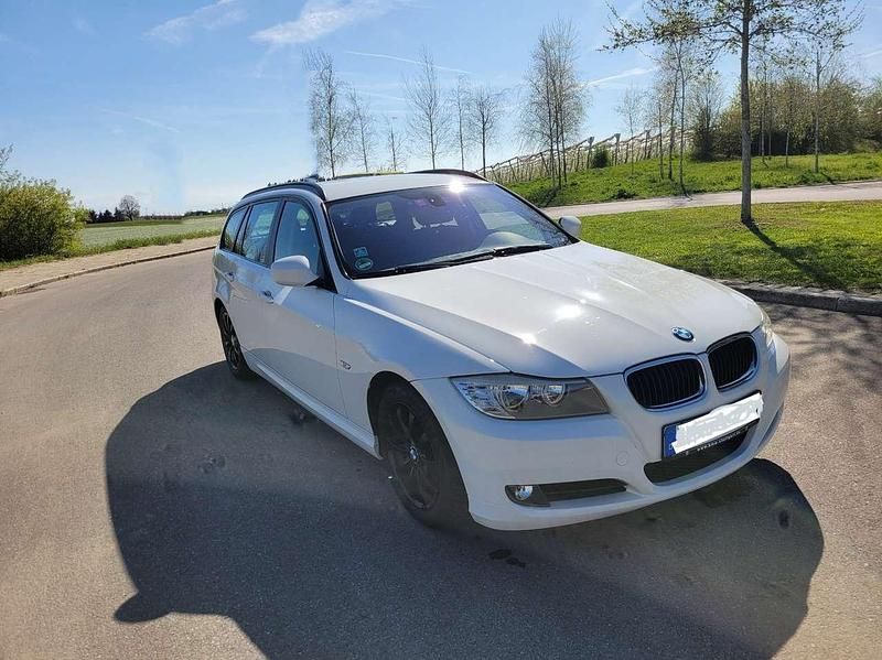 Weiß Gebraucht 2012 BMW 320 Efficient Dynamics Kombi | 6.100 € (Fairer Preis) - Bild 1/4