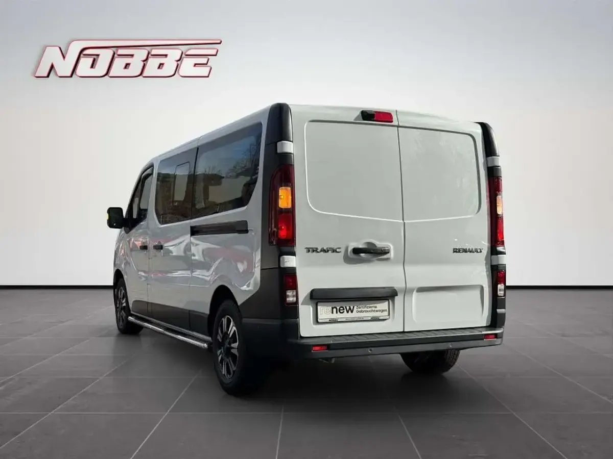Używany Renault Trafic Komfort 150 KM (110 kW) 2022 Biały Minivan
