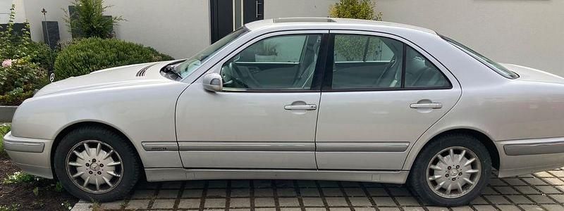 Silber Gebraucht 2000 Mercedes E320 Elegance Limousine | 3.300 € (Superpreis) - Bild 1/4