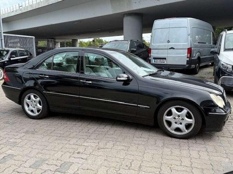 Obsidianschwarz metalliclack Gebraucht 2007 Mercedes C220 Elegance Limousine | 2.990 € - Bild 1/4