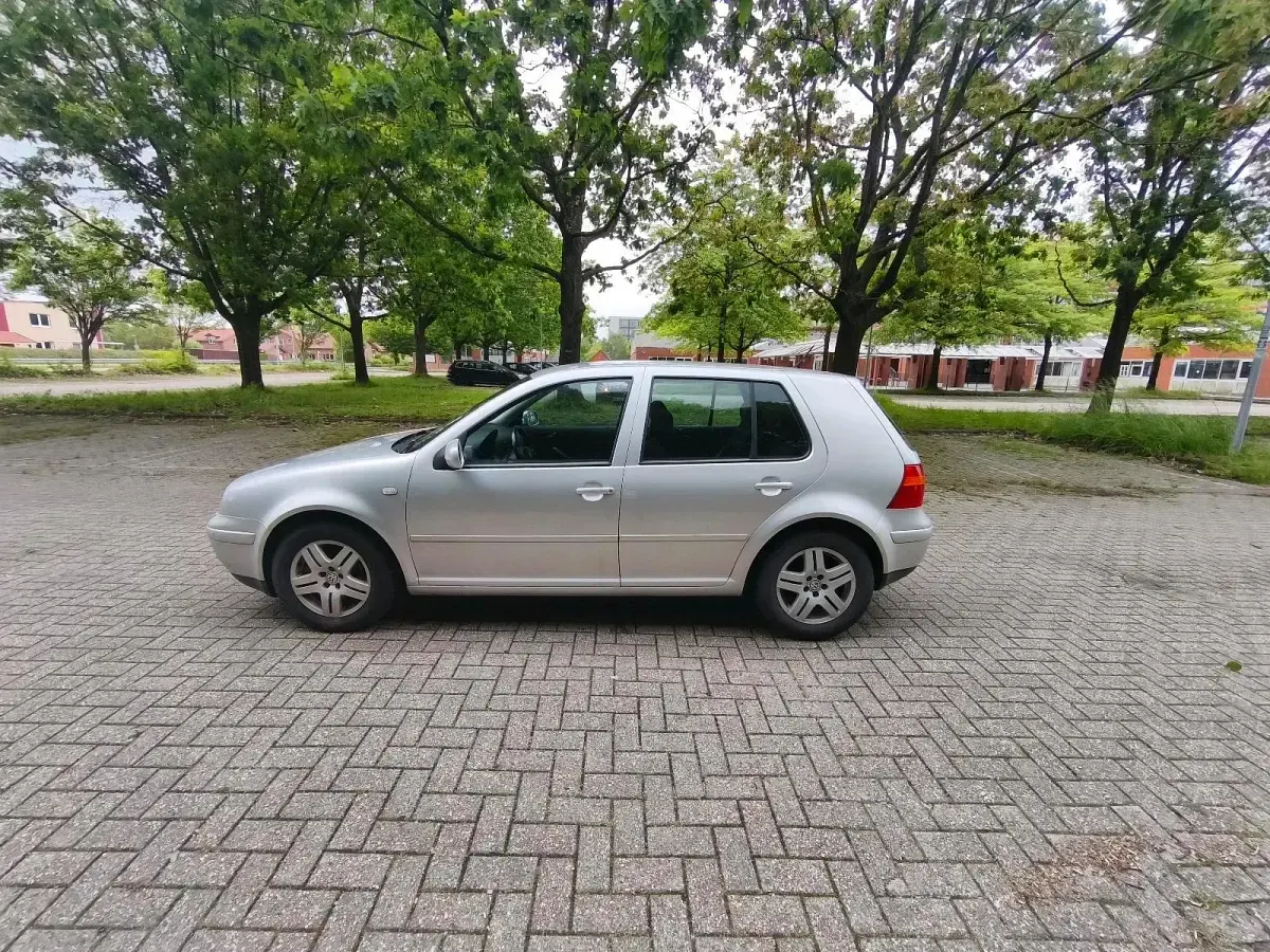 Gebraucht VW Golf IV 115 PS (84 kW) 2002 Silber Kleinwagen