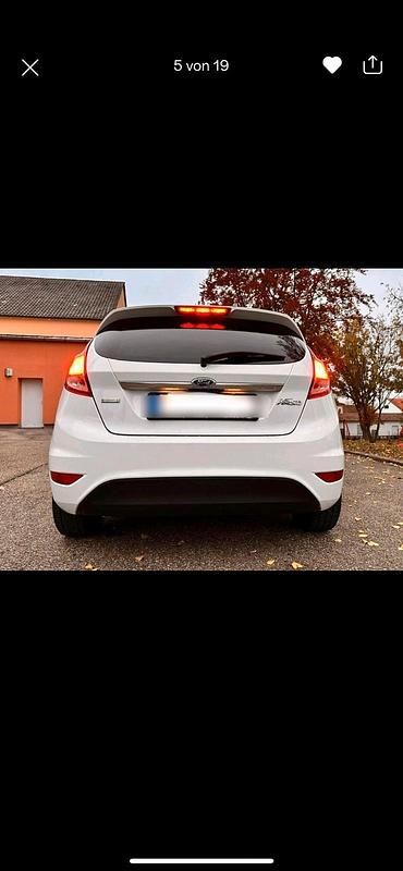 Gebraucht Ford Fiesta 101 PS (74 kW) 2014 Weiß Kleinwagen