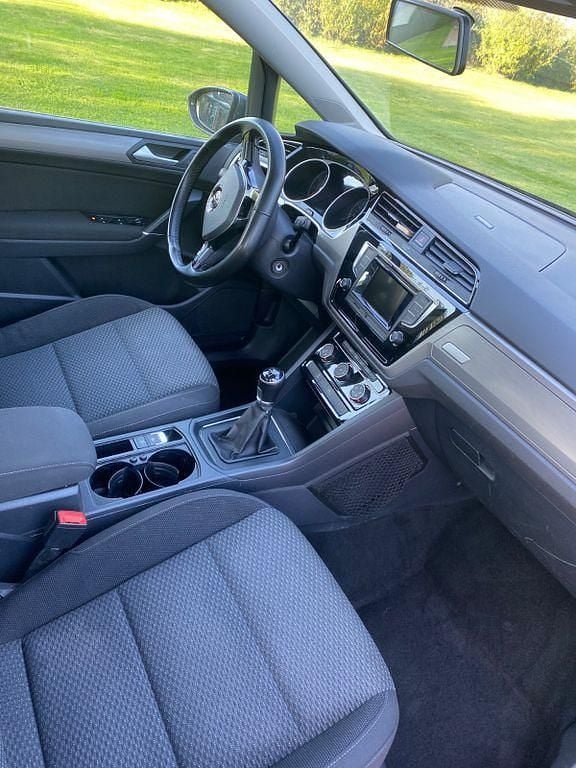 Gebraucht VW Touran Trendline 105 PS (77 kW) 2016 Silber Van / Kleinbus