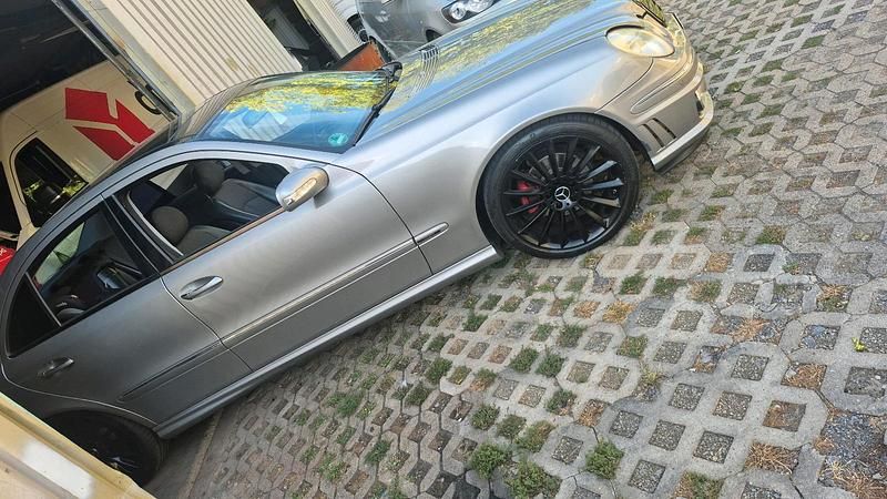 Gold Gebraucht 2004 Mercedes E320 AMG Limousine | 6.000 € - Bild 1/4