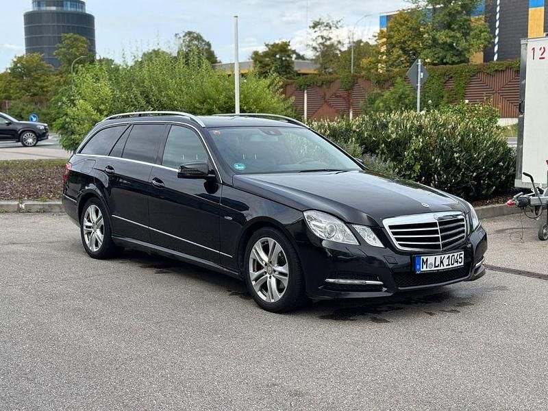 Schwarz Gebraucht 2011 Mercedes E220 Avantgarde Limousine | 6.600 € (Superpreis) - Bild 1/4