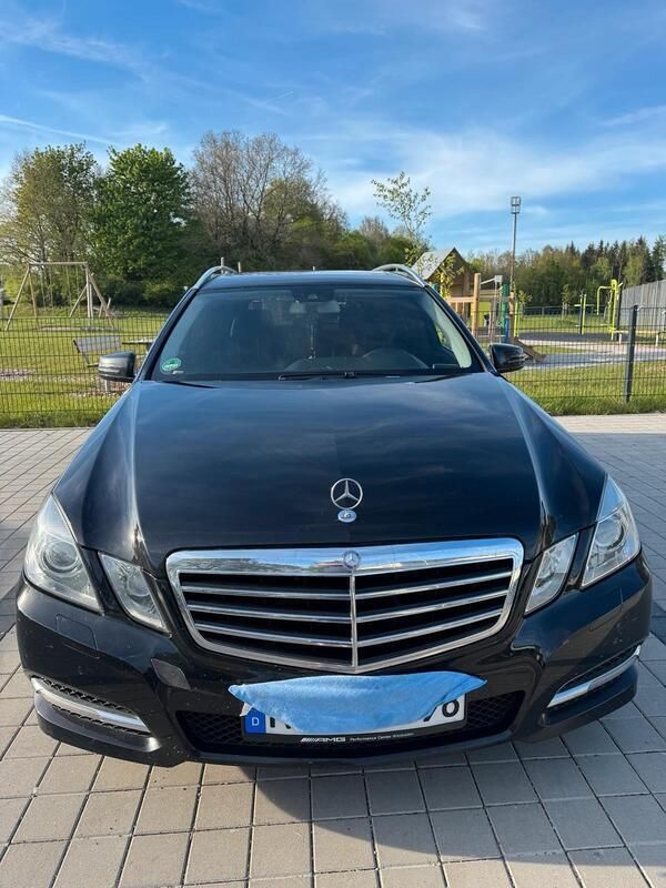 Schwarz Gebraucht 2012 Mercedes E220 Avantgarde Kombi | 9.500 € (Fairer Preis) - Bild 1/4