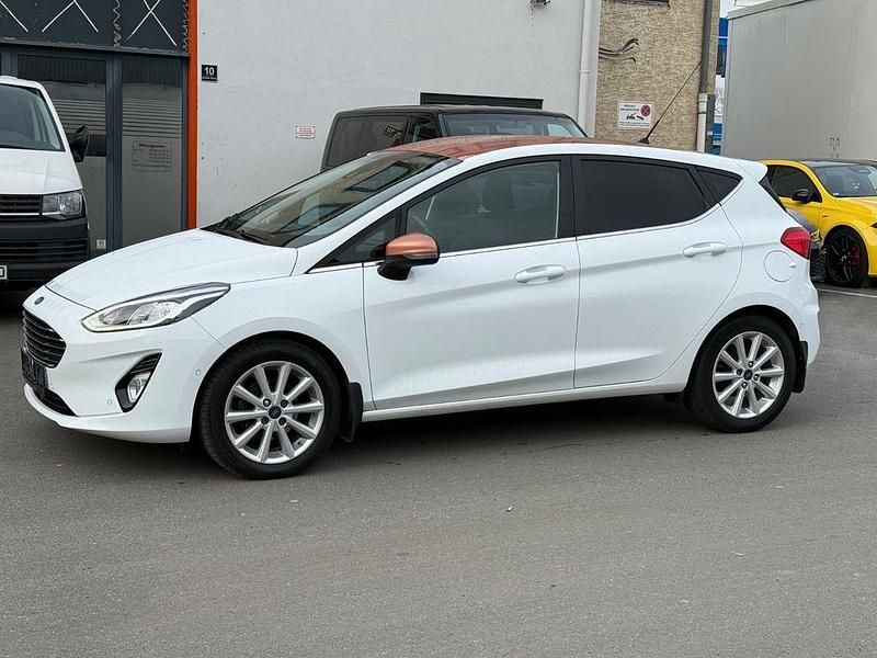 Gebraucht Ford Fiesta Titanium 101 PS (74 kW) 2017 Weiß Limousine