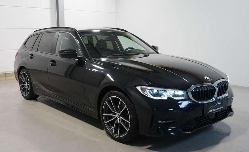 Black sapphire metallic Gebraucht 2022 BMW 320 Advantage Kombi | 26.950 € (Guter Preis) - Bild 1/4