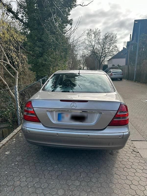 Usata Mercedes E200 122 CV (89 kW) 2004 Argento Berlina