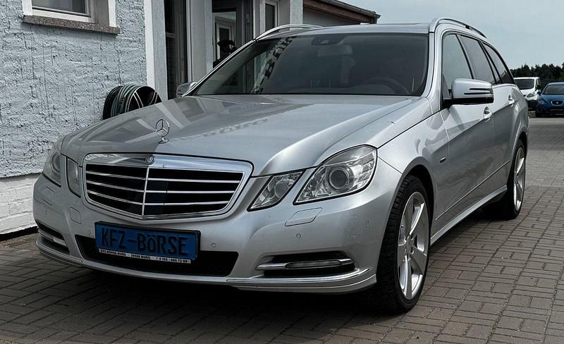 Silber Gebraucht 2011 Mercedes E350 Elegance Kombi | 10.900 € (Etwas zu teuer) - Bild 1/4
