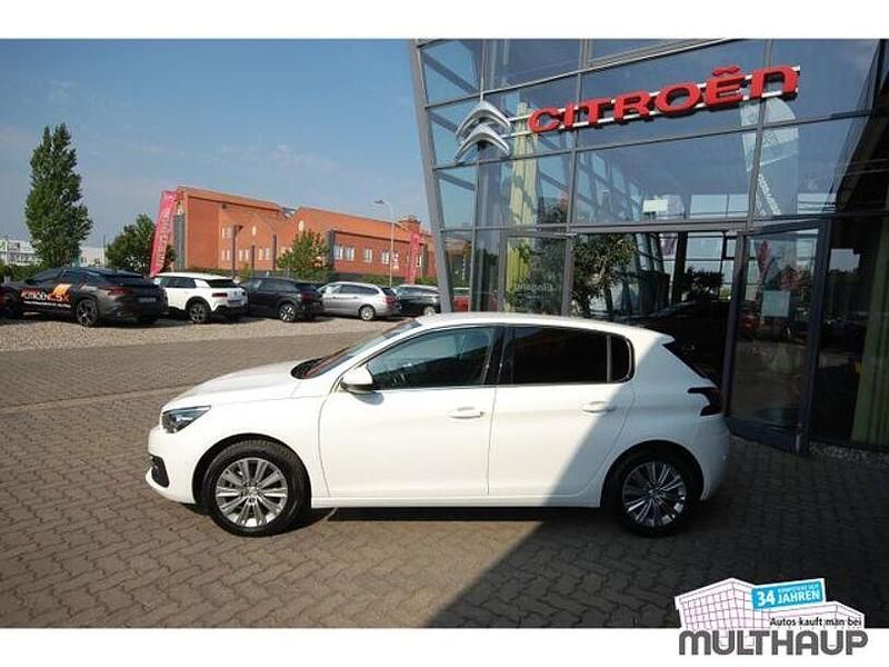 Gebraucht Peugeot 308 Allure 131 PS (96 kW) 2021 Weiß Limousine