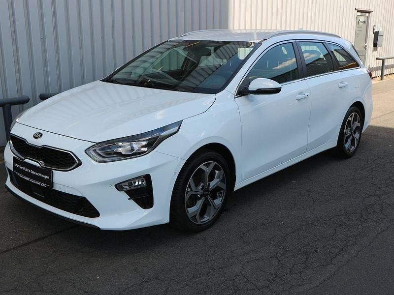 Weiß Gebraucht 2020 Kia Ceed Sportswagon Spirit Kombi | 20.990 € (Etwas zu teuer) - Bild 1/4