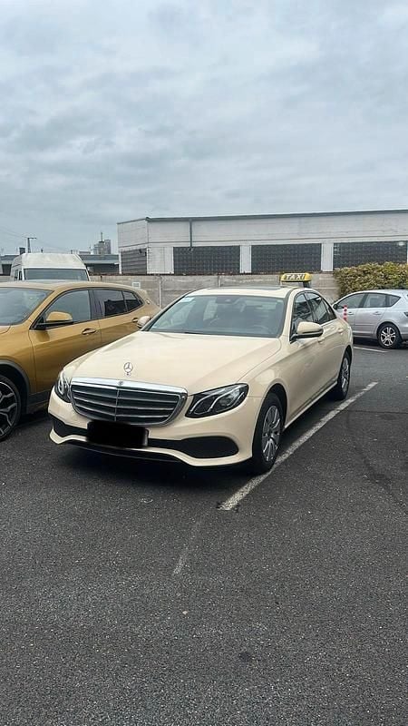 Gebraucht Mercedes E200 150 PS (110 kW) 2018 Andere farben Limousine