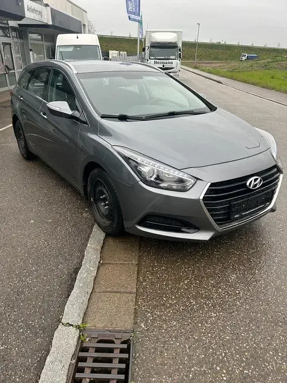 Gebraucht Hyundai i40 Classic 135 PS (99 kW) 2017 Grau Limousine
