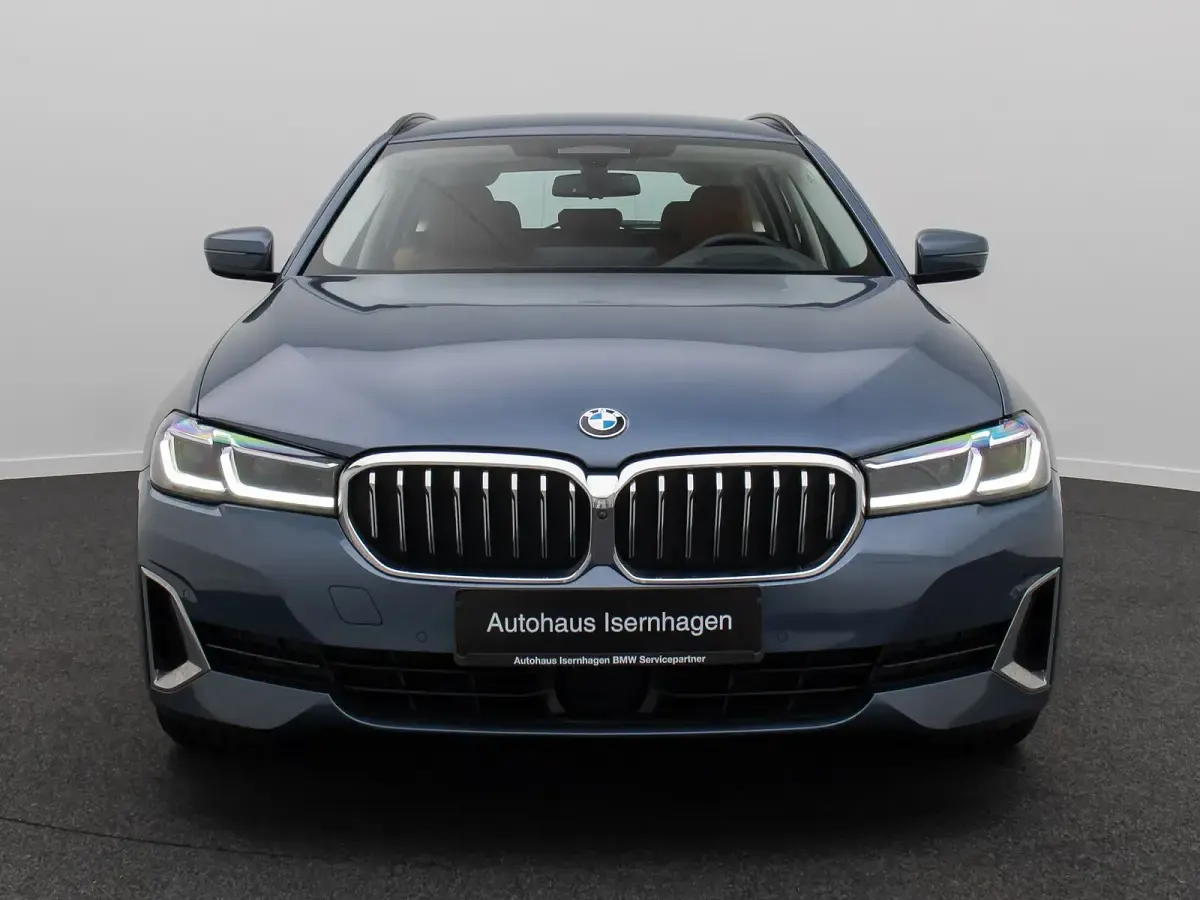 Gebraucht BMW 530 Luxury Line 245 PS (180 kW) 2023 Actic race blue  c4fbraun Limousine