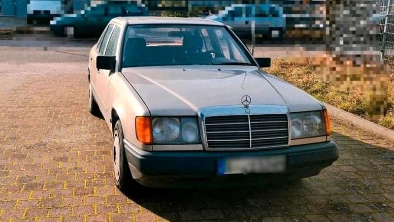 Grau Gebraucht 1987 Mercedes E200 Limousine | 5.900 € - Bild 1/4