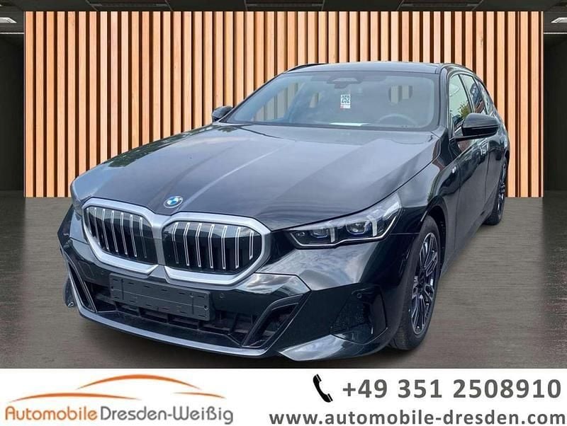 Black sapphire Gebraucht 2024 BMW 520 M Sport Kombi | 54.980 € (Superpreis) - Bild 1/3