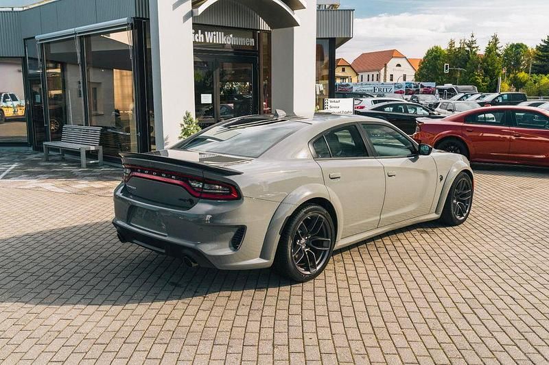 Neu Dodge Charger 727 PS (534 kW) 2025 Grau Limousine