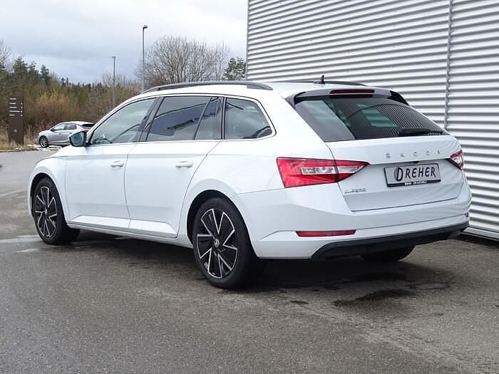 Gebraucht Skoda Superb Ambition 150 PS (110 kW) 2024 Moonweiss metallic Kombi