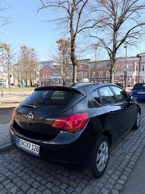 Gebraucht Opel Astra 116 PS (85 kW) 2011 Schwarz Kleinwagen