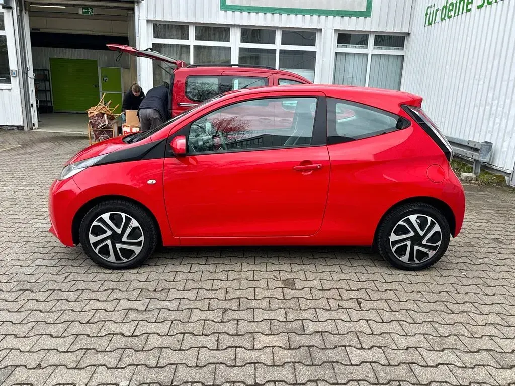Gebraucht Toyota Aygo X-play 69 PS (50 kW) 2017 Rot Kleinwagen