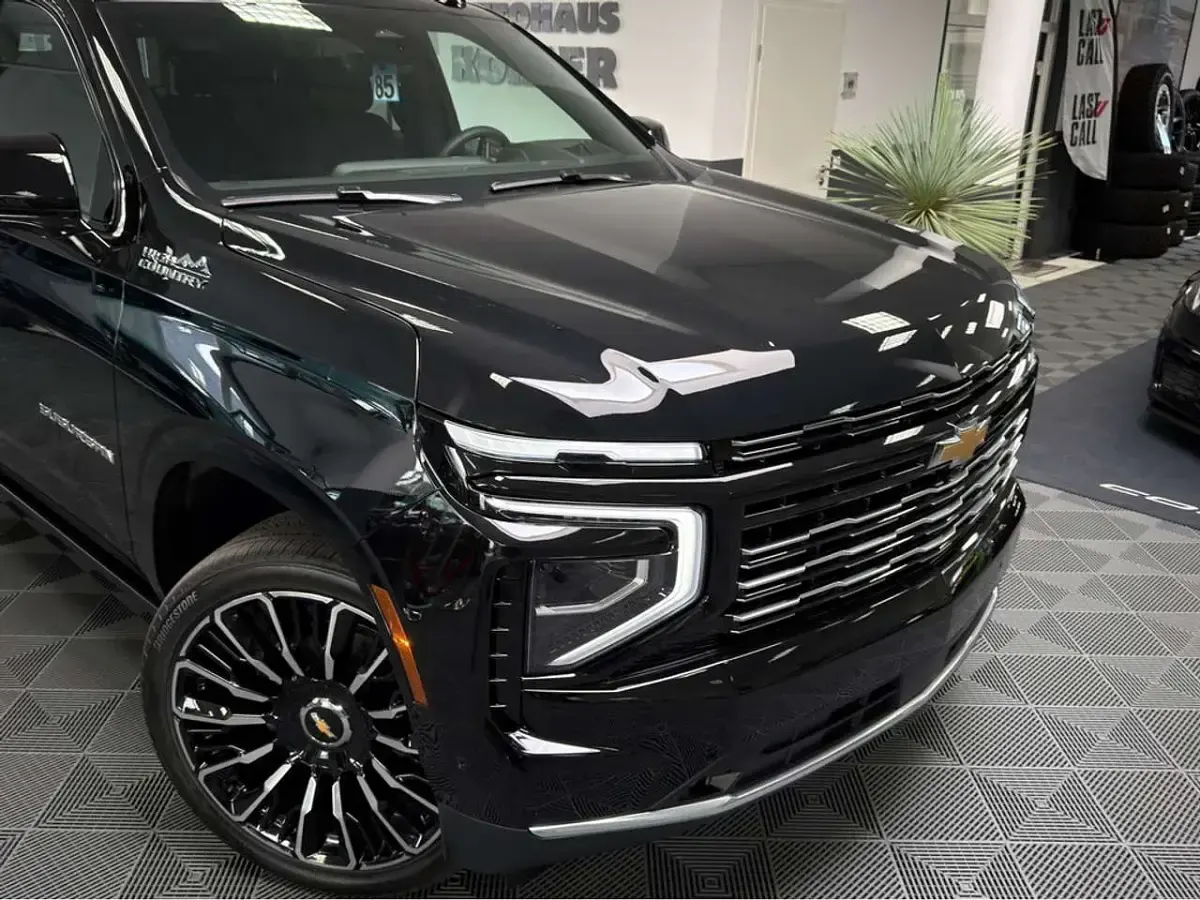 Neu Chevrolet Suburban 420 PS (308 kW) 2026 Schwarz SUV