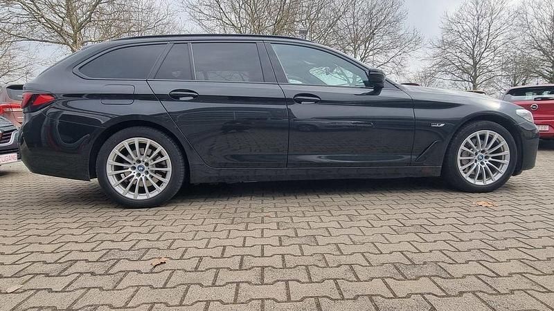 Gebraucht BMW 530e 184 PS (135 kW) 2021 Saphirschwarz metall (metallic) Kombi