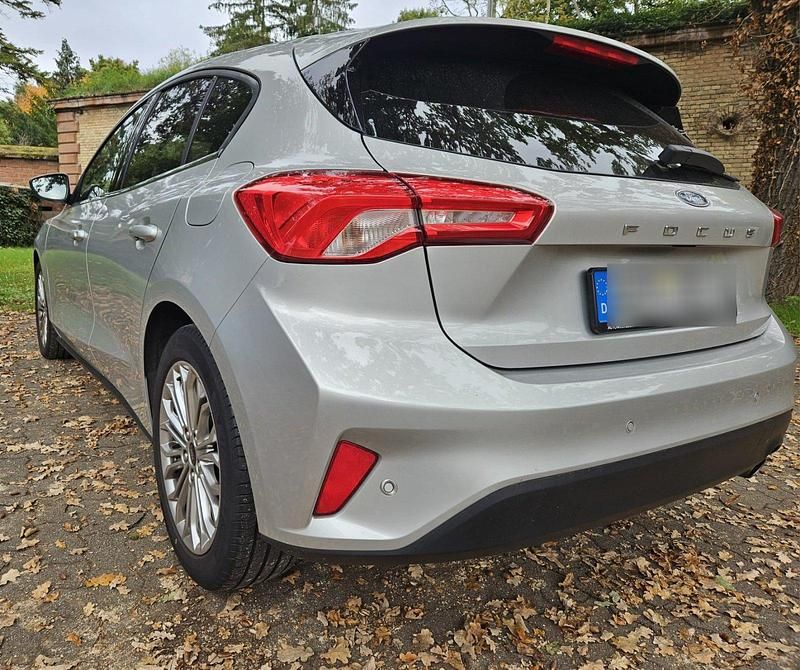 Grau Gebraucht 2020 Ford Focus Active X Limousine | 14.800 € (Guter Preis) - Bild 1/4