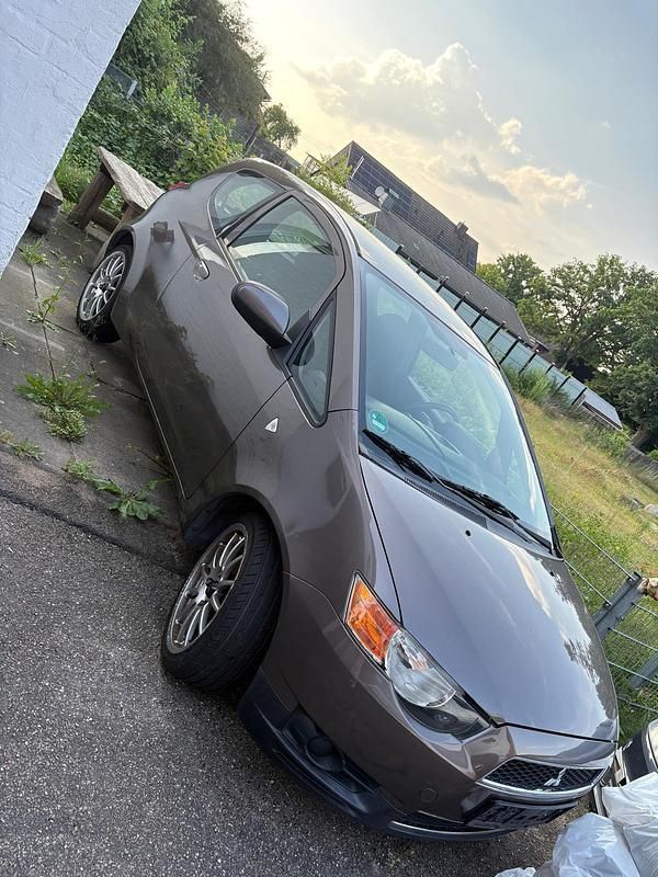 Braun Gebraucht 2010 Mitsubishi Colt Kleinwagen | 2.100 € (Fairer Preis) - Bild 1/4