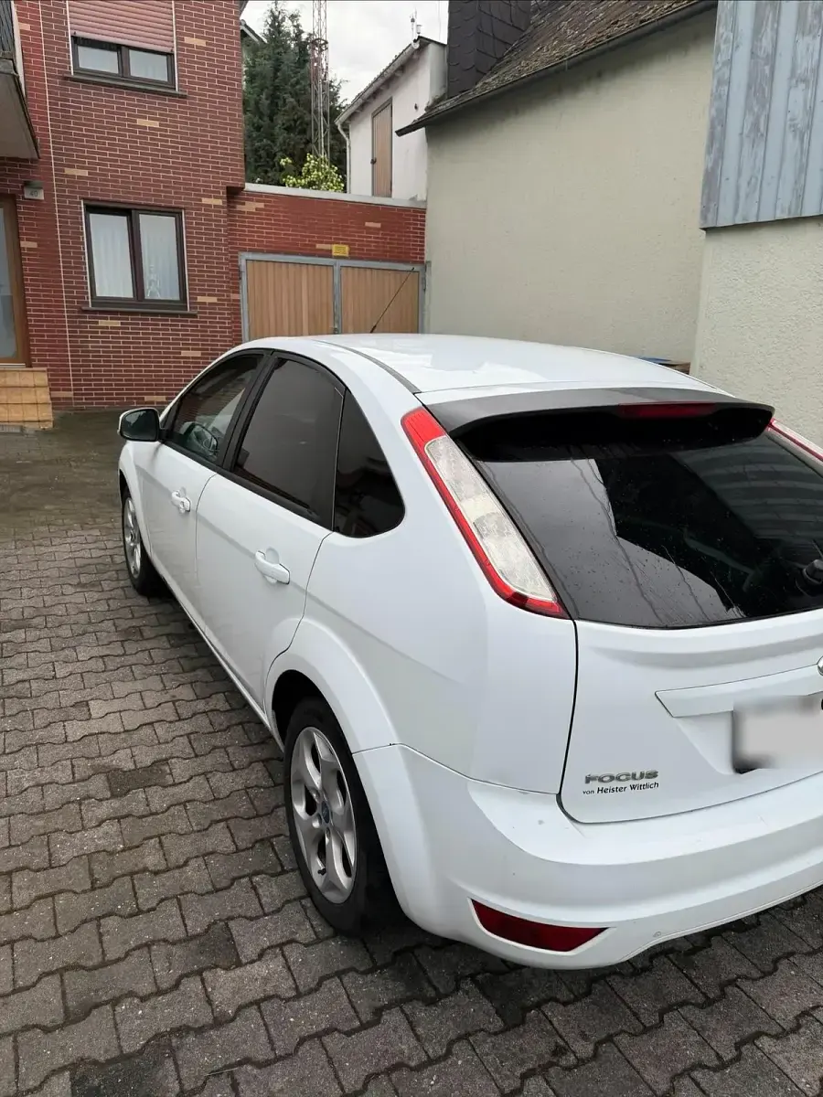 Gebraucht Ford Focus 101 PS (74 kW) 2011 Weiß Kleinwagen