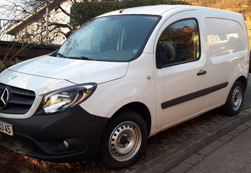 Weiß Gebraucht 2018 Mercedes Citan 109 Van / Kleinbus | 9.980 € (Guter Preis) - Bild 1/4