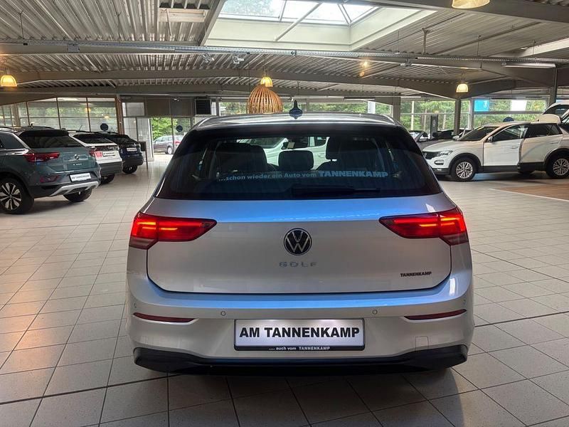 Gebraucht VW Golf VIII Life 131 PS (96 kW) 2022 Silber Limousine