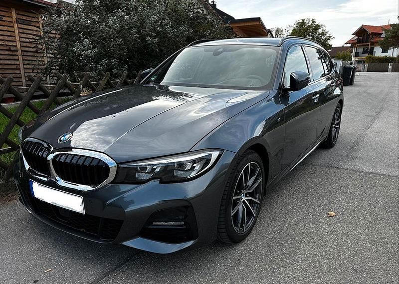 Grau Gebraucht 2021 BMW 320 M Sport Kombi | 28.850 € (Superpreis) - Bild 1/4