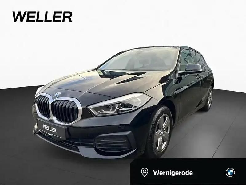 Schwarz ii (schwarz) Gebraucht 2022 BMW 120 Advantage Kleinwagen | 18.950 € - Bild 1/4