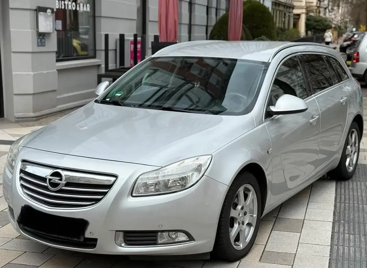 Używany Opel Insignia 140 KM (102 kW) 2009 Srebrny Sedan/Limuzyna