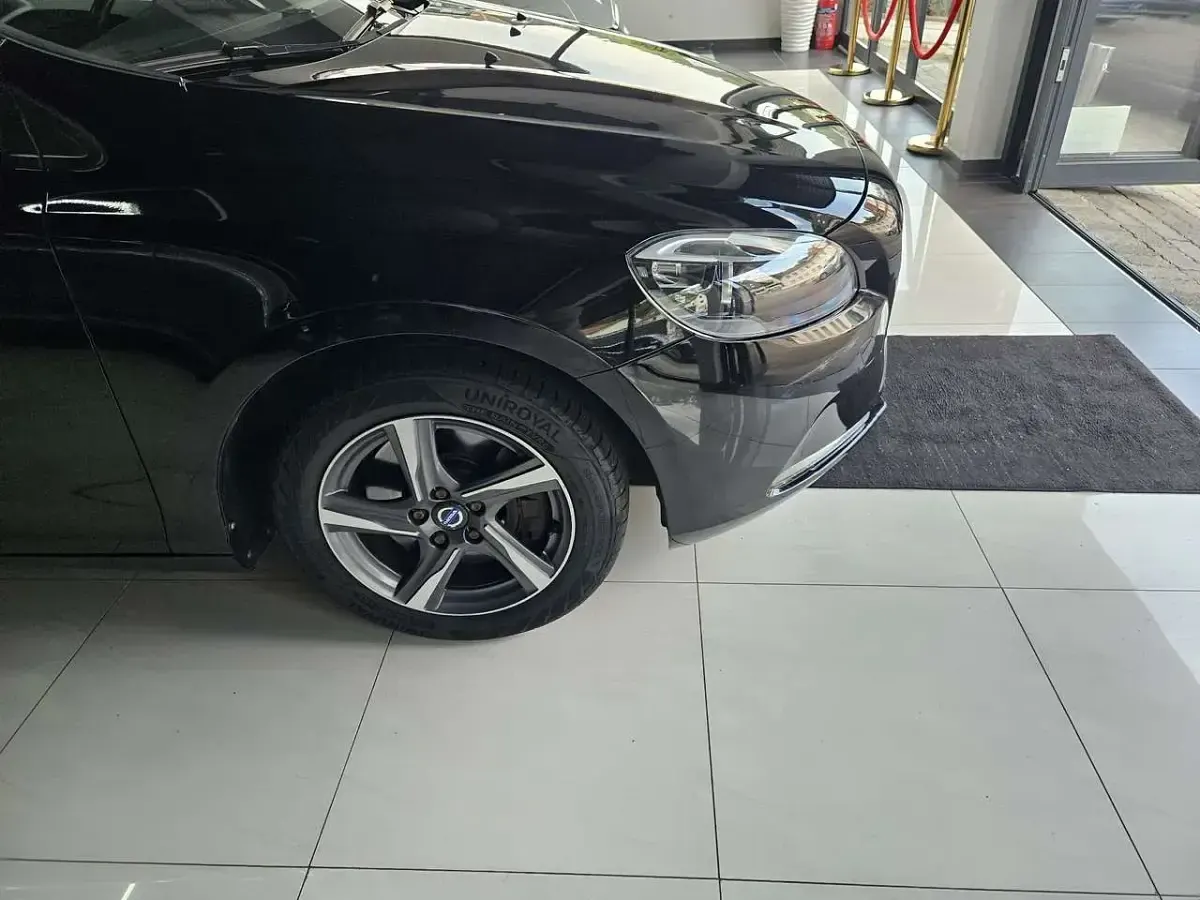 Gebraucht Volvo V40 Basis 120 PS (88 kW) 2016 Black solid "stone" / solid Kombi