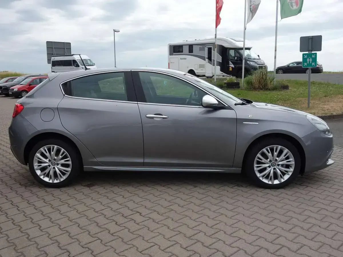 Gebraucht Alfa Romeo Giulietta Lusso 120 PS (88 kW) 2020 Stromboli grau Kleinwagen