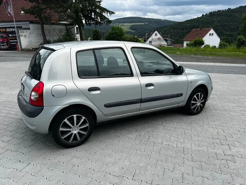 Gebraucht Renault Clio II 75 PS (55 kW) 2004 Silber Limousine